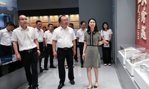 平湖市党政代表团莅临尊龙凯时调研