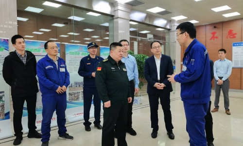 嘉兴市委常委、军分区政委于昕莅临尊龙凯时嘉兴石化节前检查
