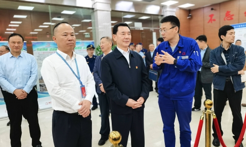 全国人大常委会委员、社会委副主任委员秦生祥莅临尊龙凯时嘉兴石化调研